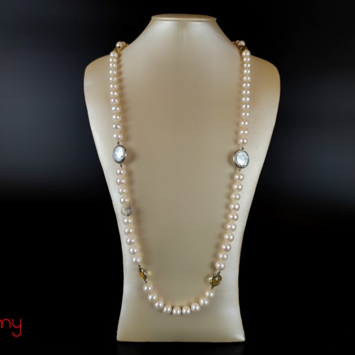 Pearl necklace with 2 silver coated pearls and 4 round stones